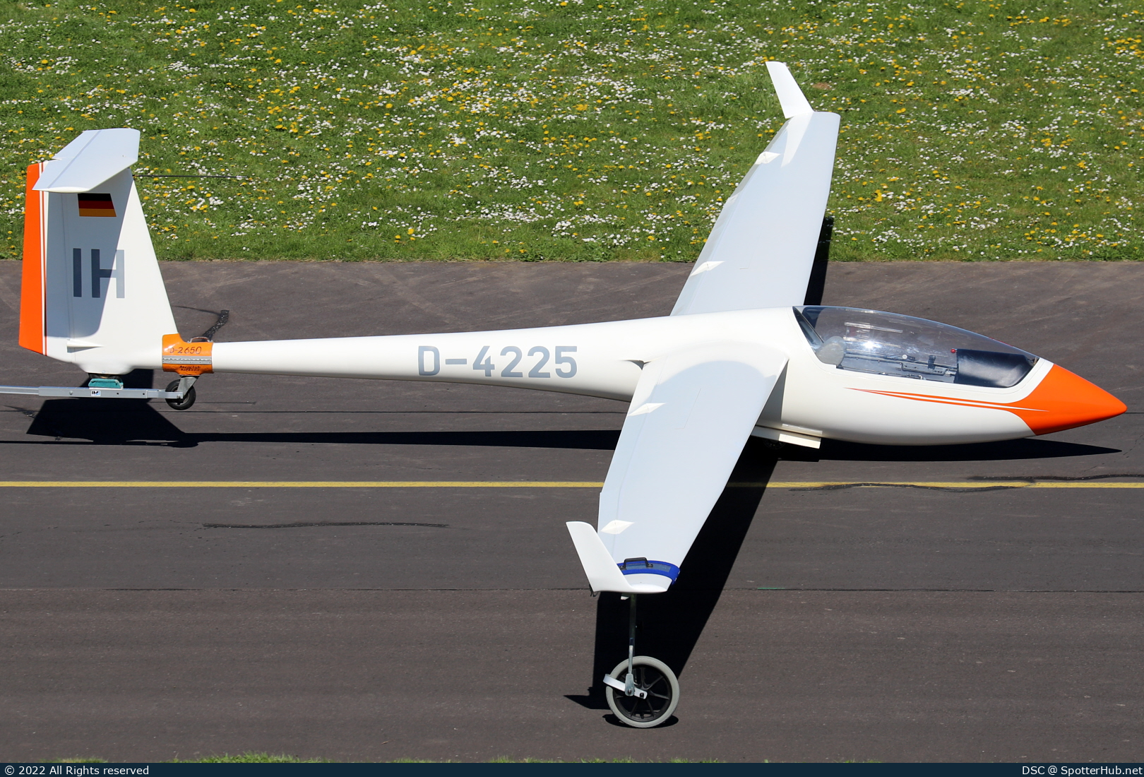 Photo of D-4225 - Schleicher ASW 20L operated by Private