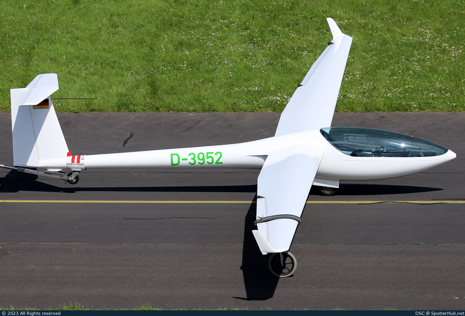 Photo of D-3952 - DG Flugzeugbau DG-300 Elan operated by Aero-Club Butzbach