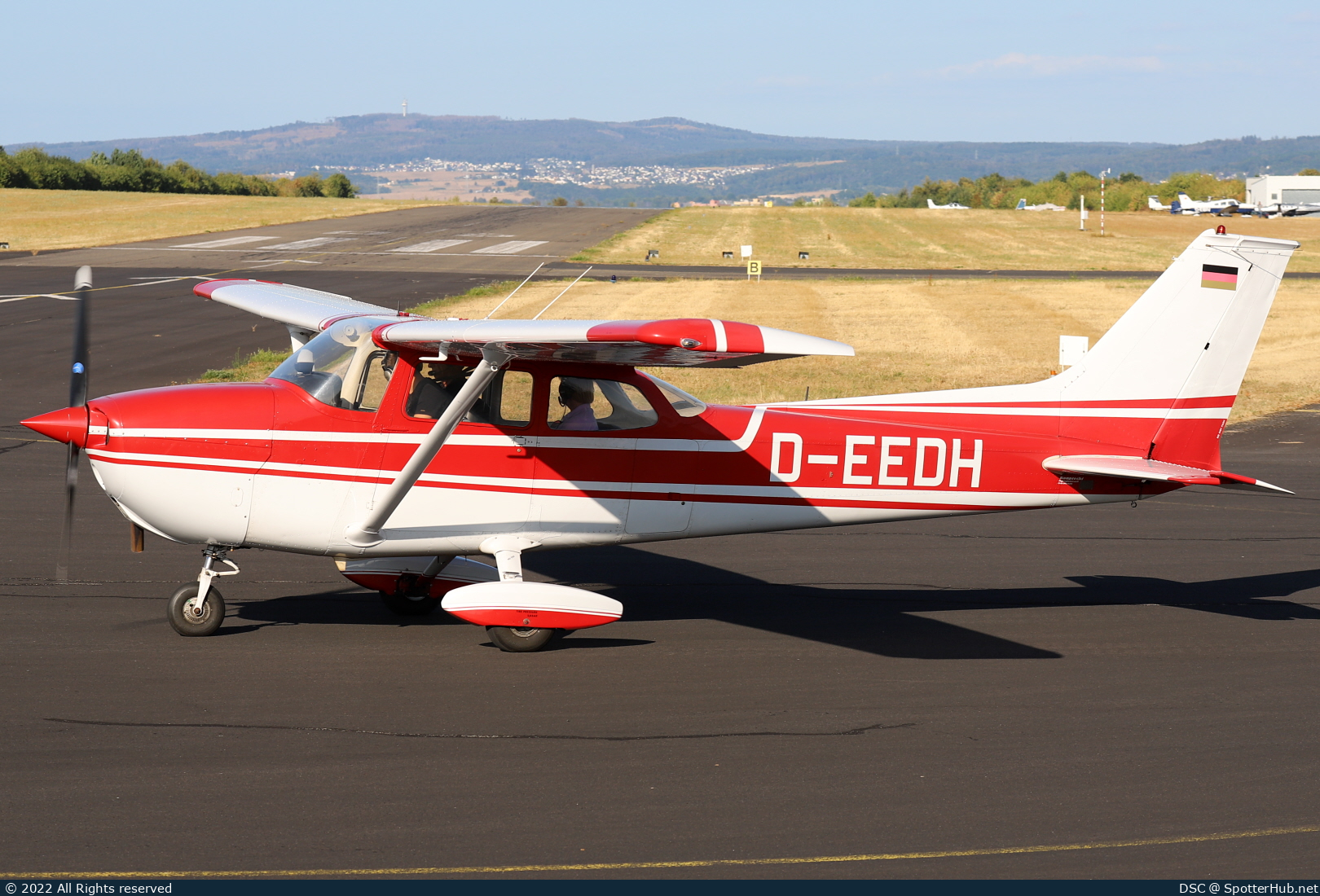 Photo of D-EEDH - Reims-Cessna F172M Skyhawk operated by Luftfahrtverein Essen