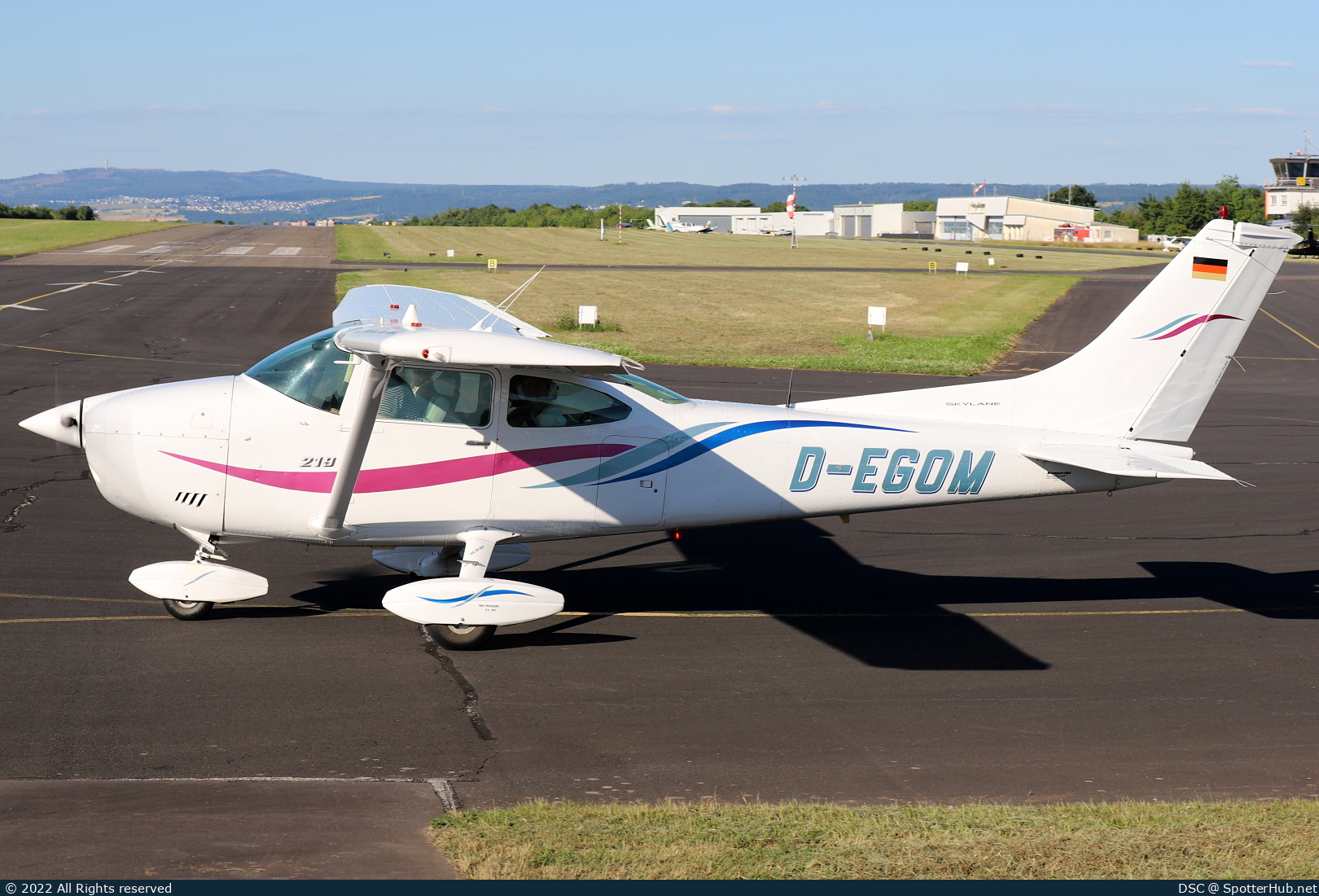 Photo of D-EGOM - Cessna 182P Skylane operated by Luftsportverein Hünsborn