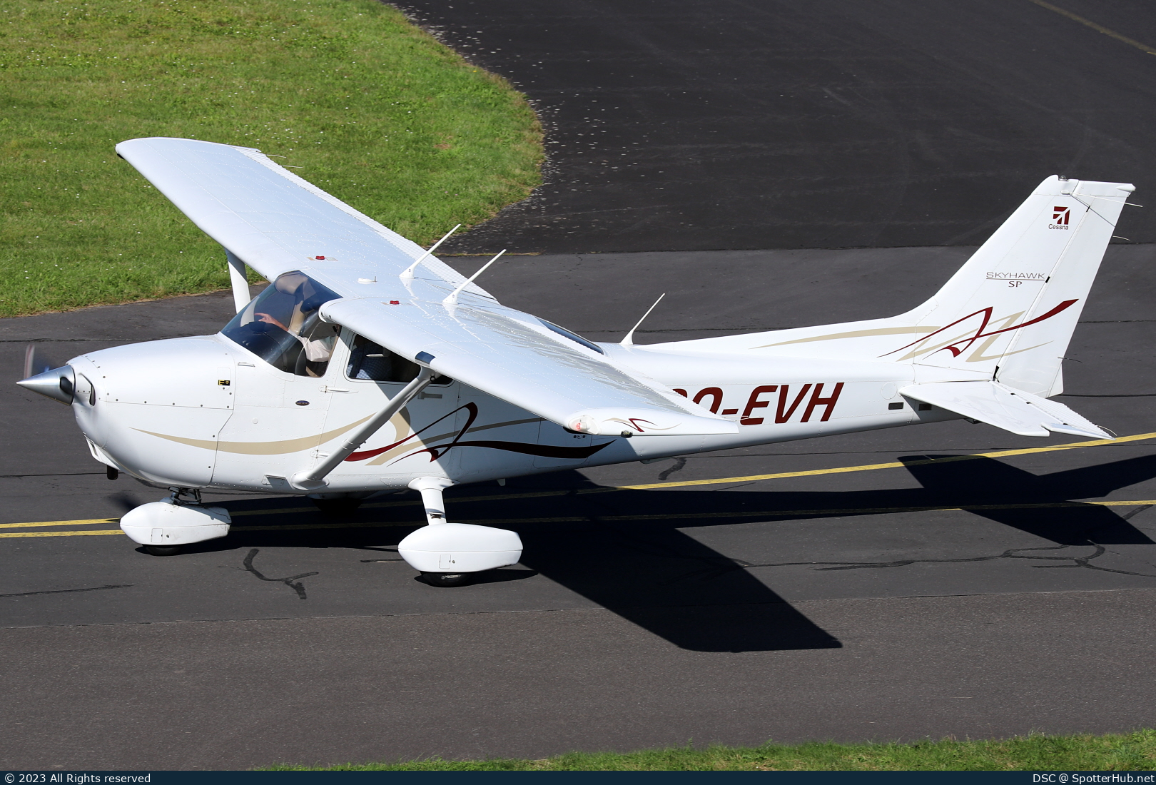 Photo of OO-EVH - Cessna 172S Skyhawk SP operated by Motorvliegclub Brasschaat