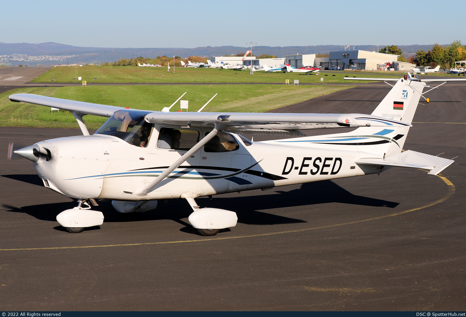 Photo of D-ESED - Cessna 172S Skyhawk SP operated by Motorflug Münster