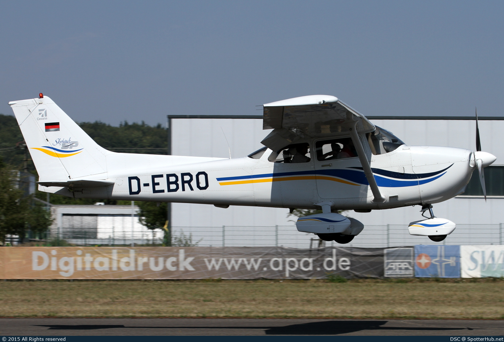 Photo of D-EBRO - Cessna 172S Skyhawk SP operated by Fliegerclub Mühldorf