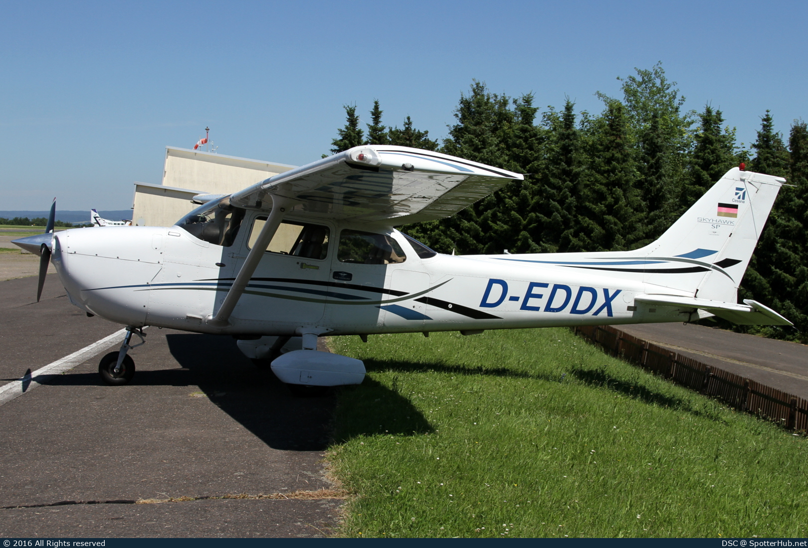Photo of D-EDDX - Cessna 172S Skyhawk SP operated by Flugschule Hamburg
