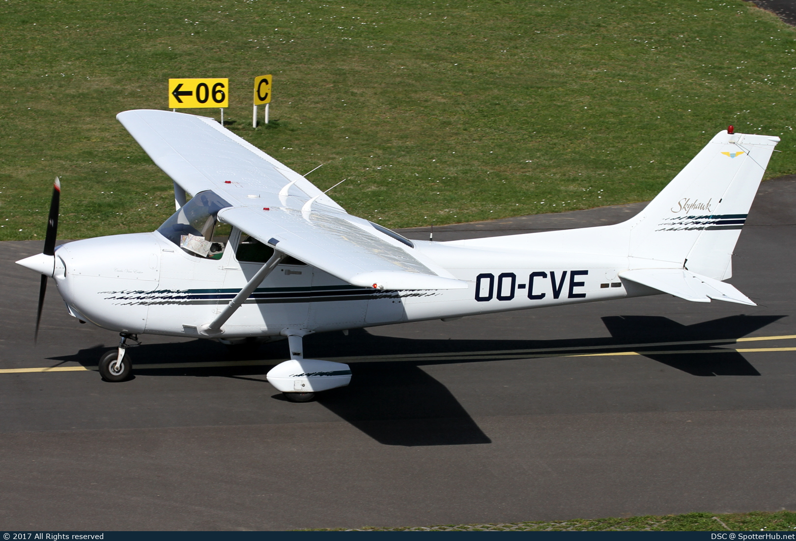 Photo of OO-CVE - Cessna 172R Skyhawk II operated by Aero Para Club der Kempen