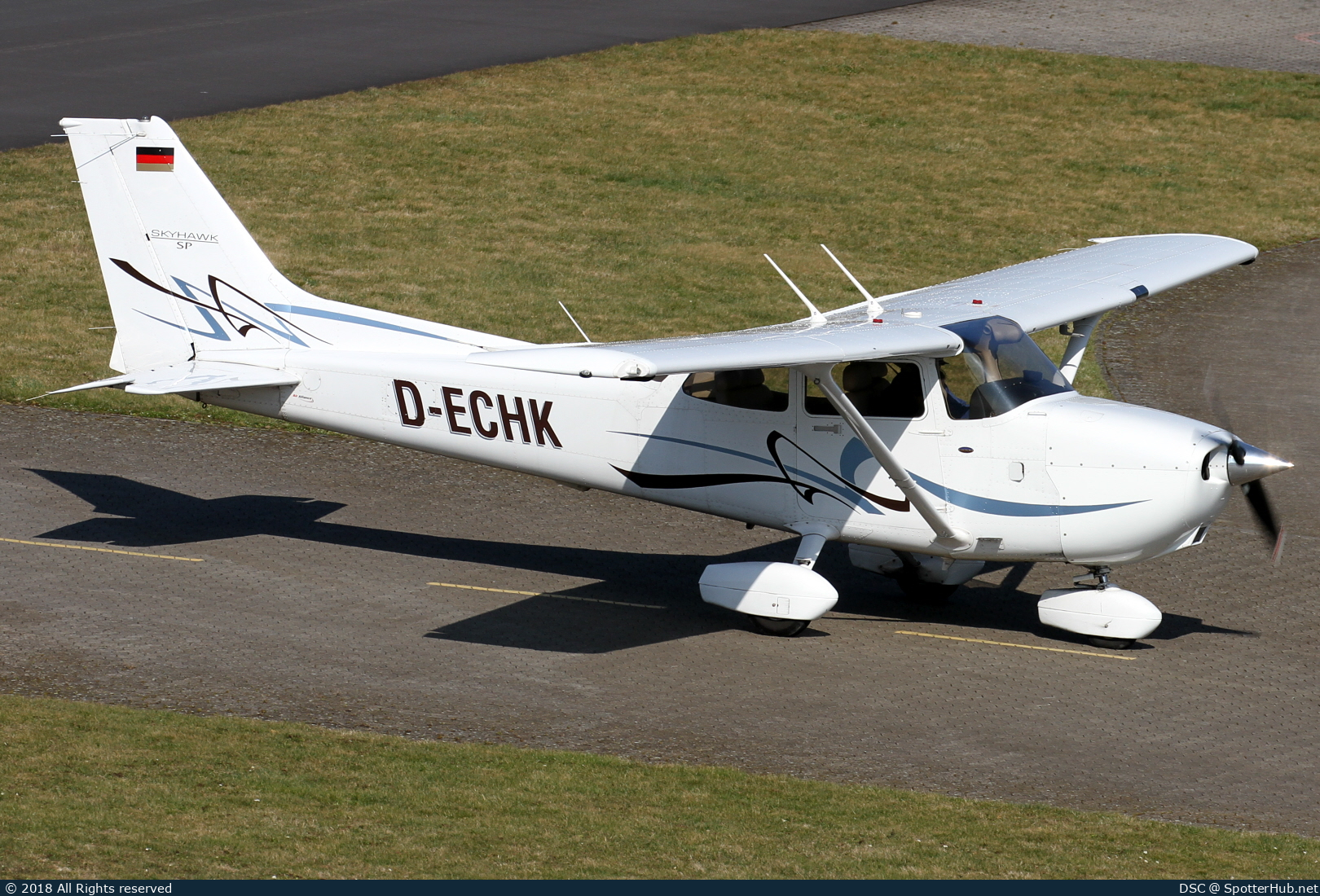 Photo of D-ECHK - Cessna 172S Skyhawk SP operated by Fliegerverein München