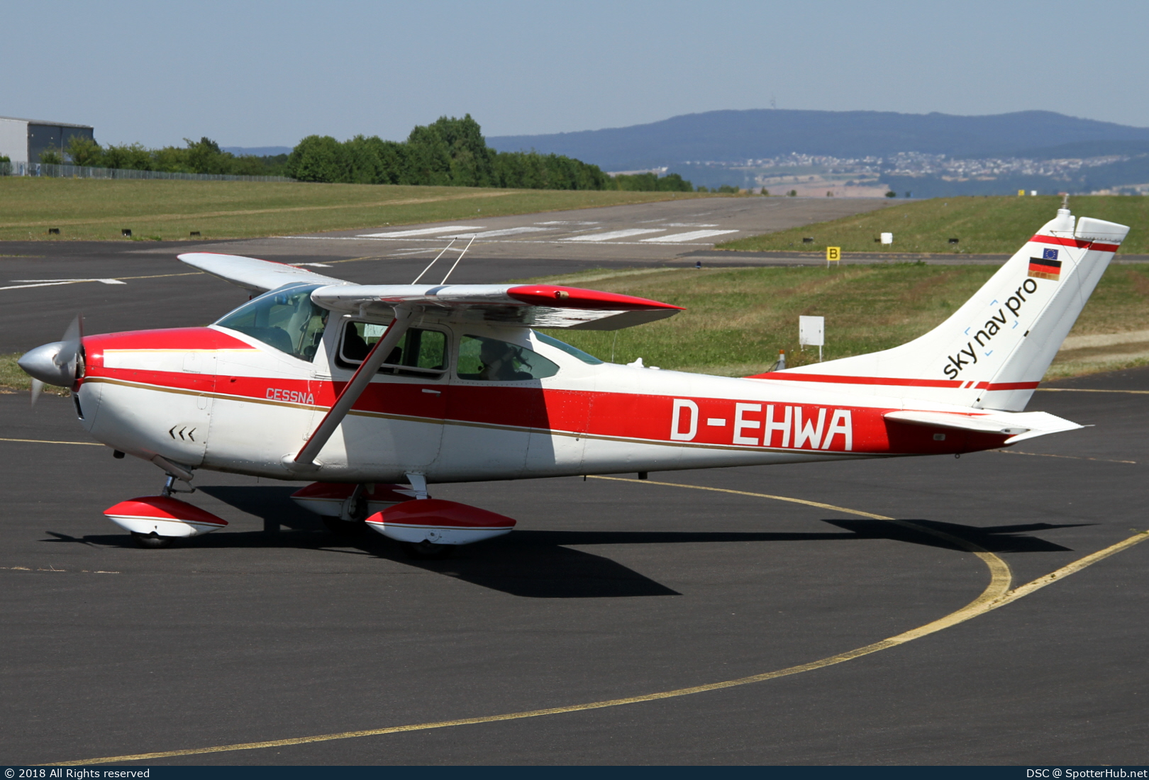 Photo of D-EHWA - Cessna 182G Skylane operated by Private