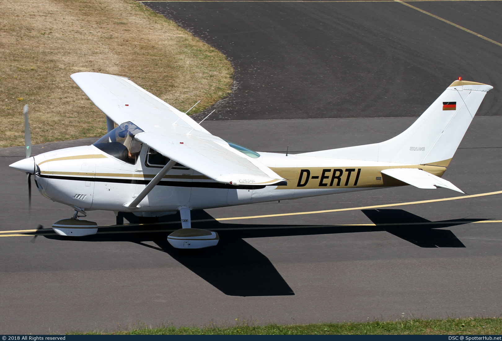 Photo of D-ERTI - Cessna 182Q Skylane operated by Private
