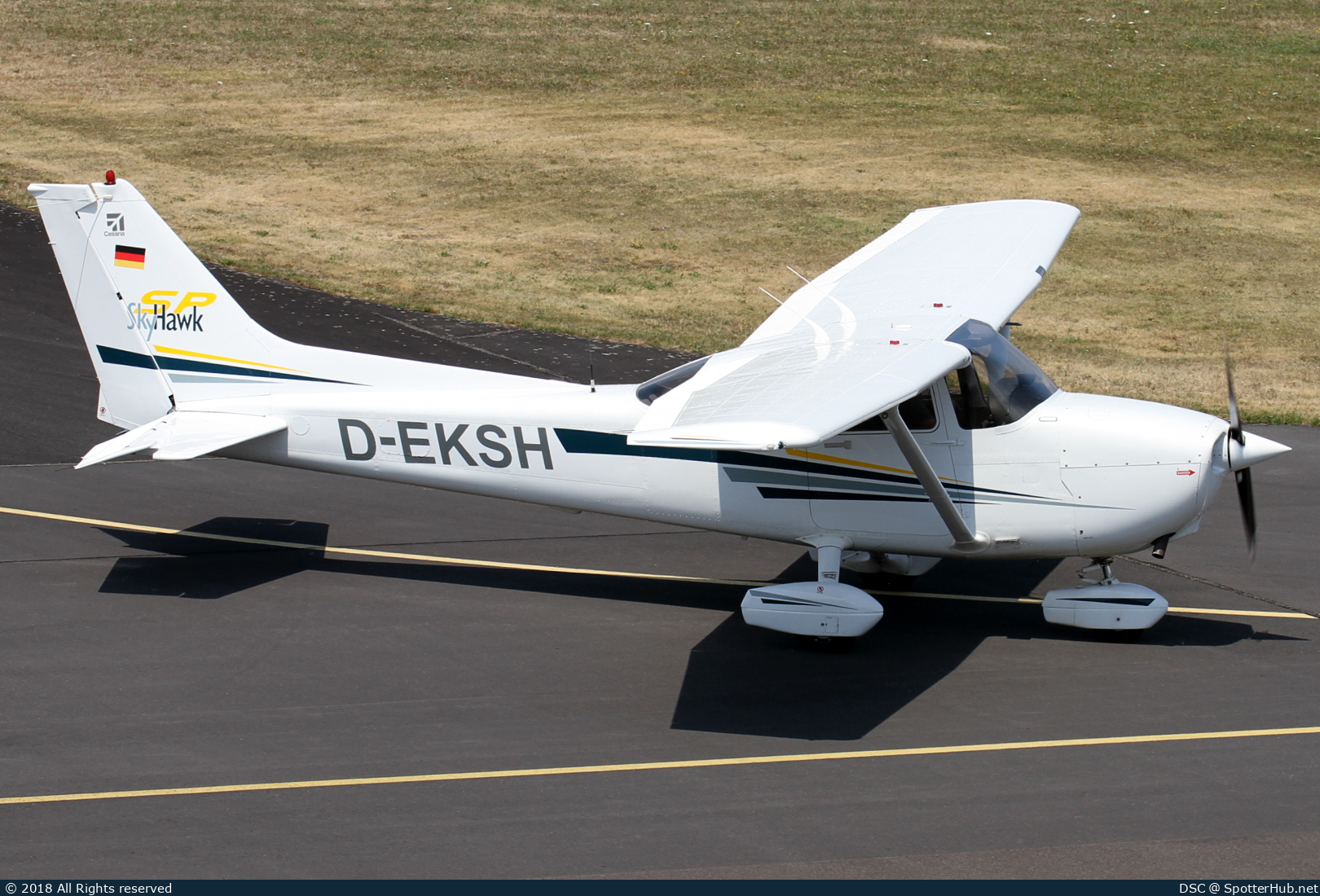 Photo of D-EKSH - Cessna 172S Skyhawk SP operated by Private