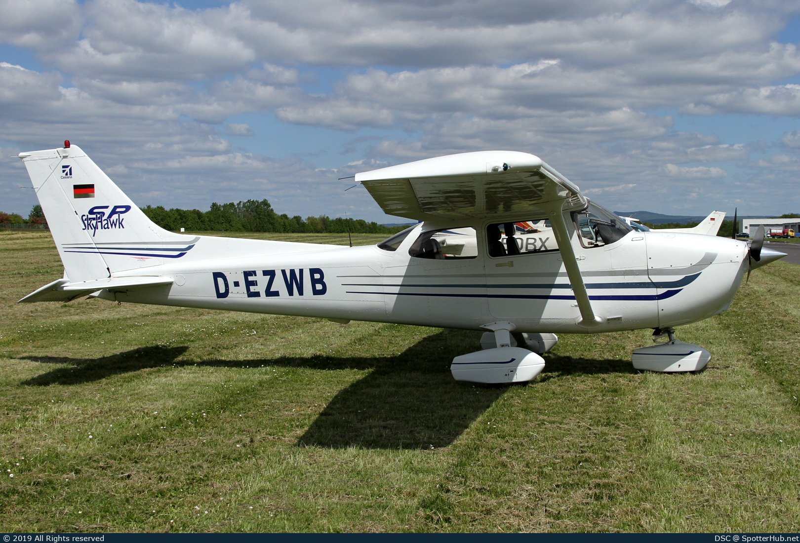 Photo of D-EZWB - Cessna 172S Skyhawk SP operated by Private