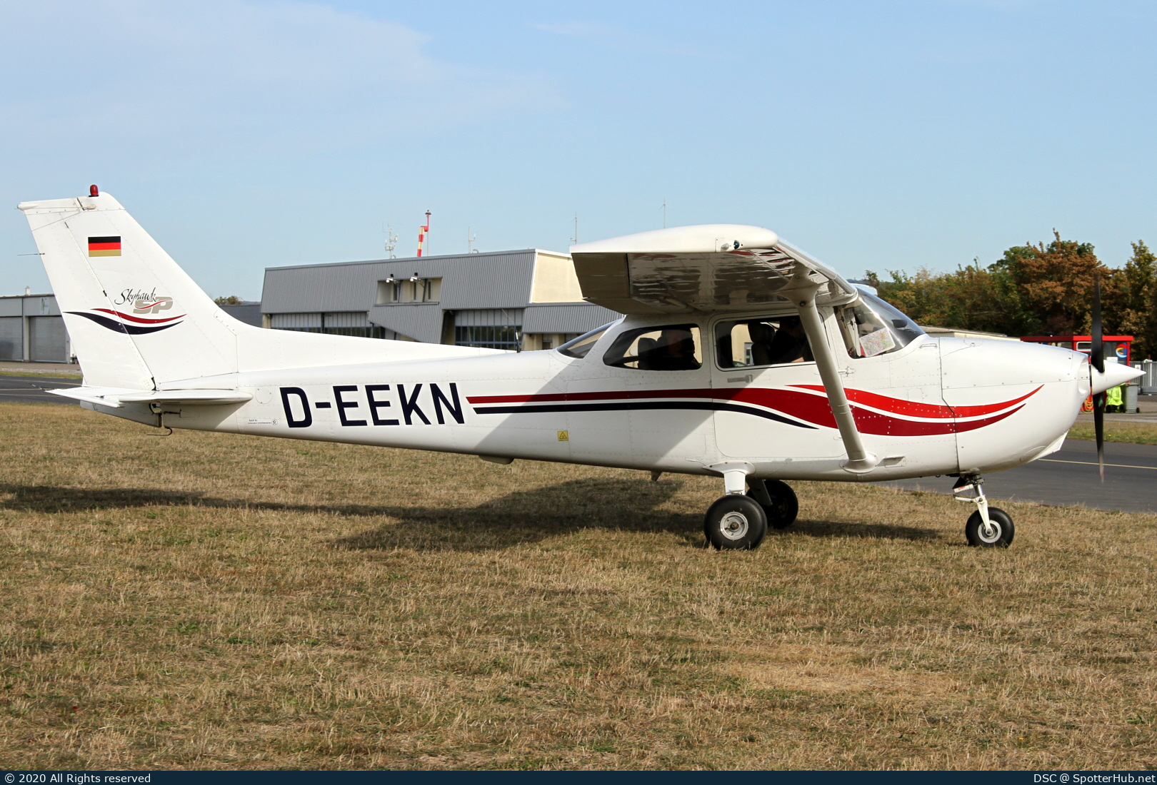 Photo of D-EEKN - Cessna 172S Skyhawk SP operated by BWLV Motorflugschule