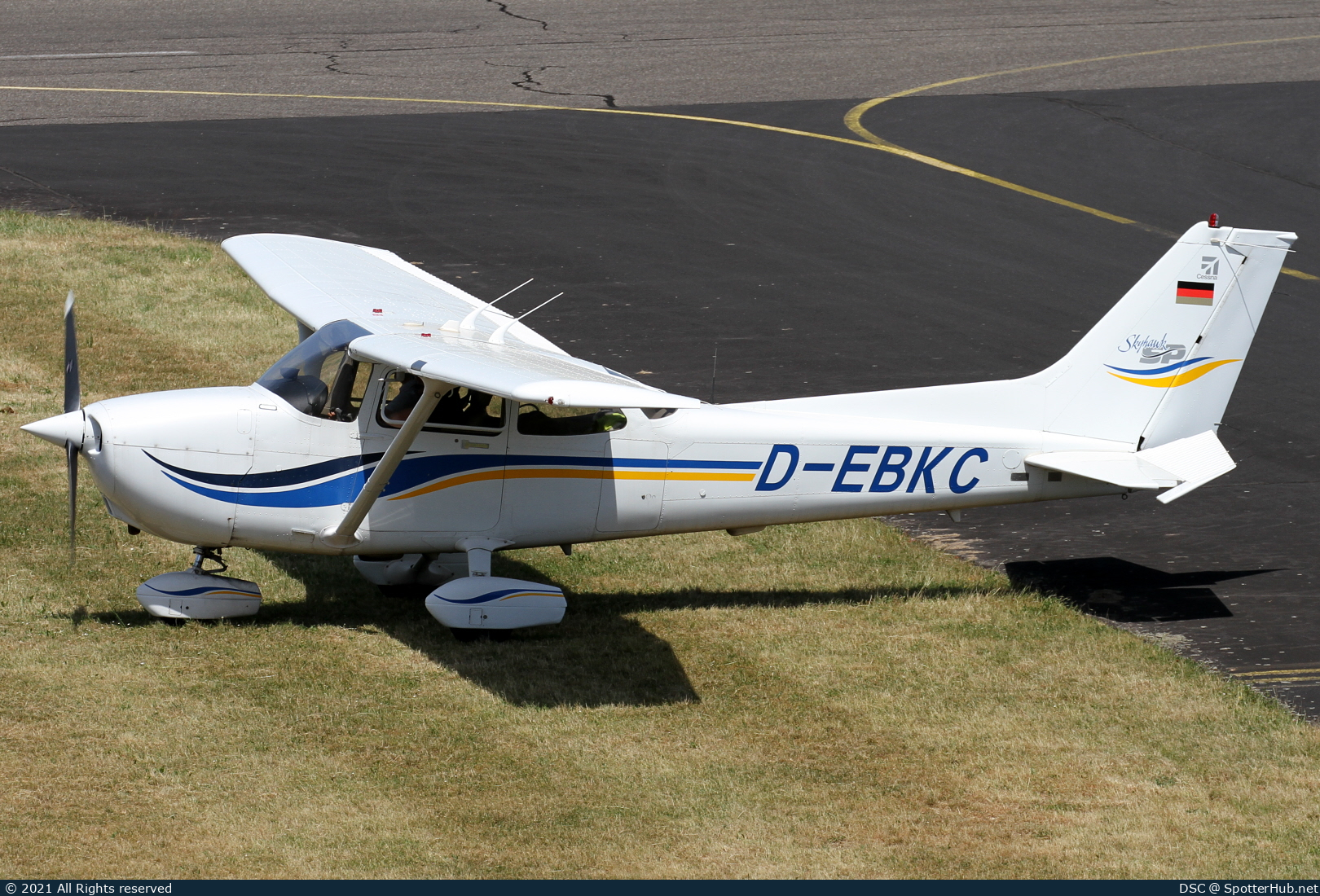 Photo of D-EBKC - Cessna 172S Skyhawk SP operated by Private