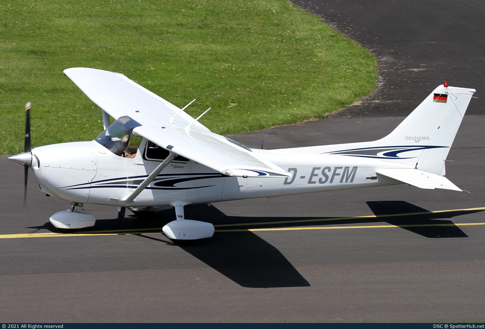 Photo of D-ESFM - Cessna 172S Skyhawk SP operated by Fliegergruppe Mengen