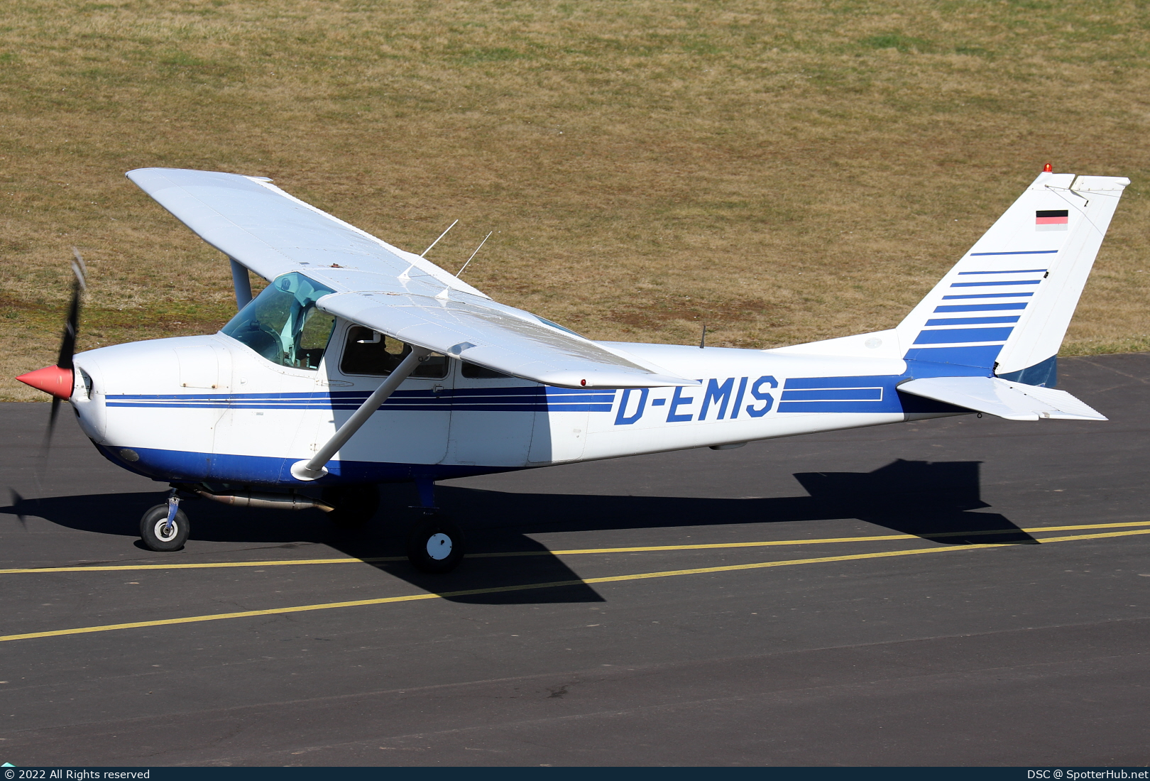Photo of D-EMIS - Reims-Cessna F172H Skyhawk operated by Private