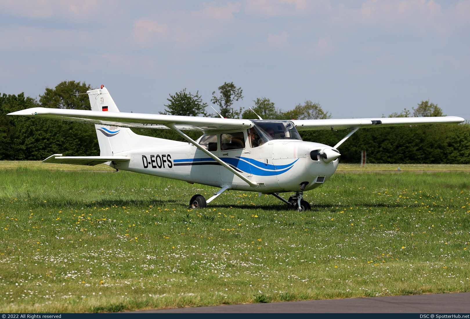 Photo of D-EOFS - Cessna 172S Skyhawk SP operated by Private