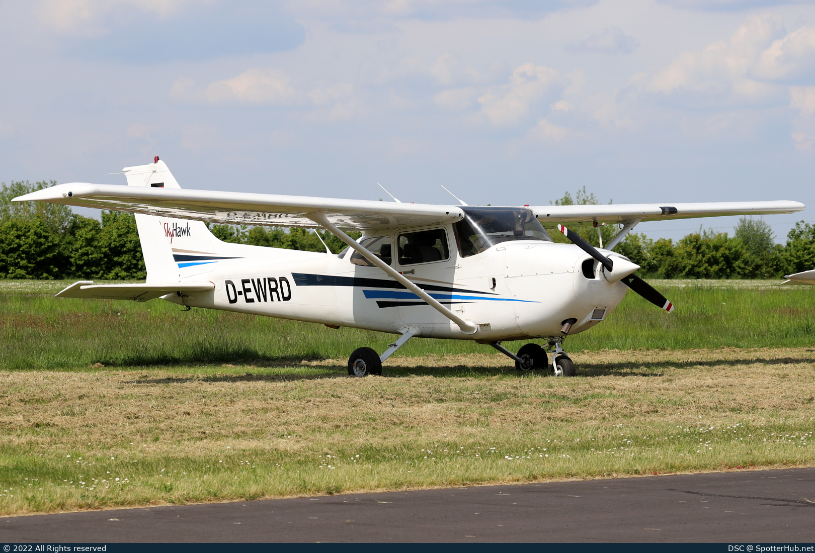 Photo of D-EWRD - Cessna 172N Skyhawk operated by Private