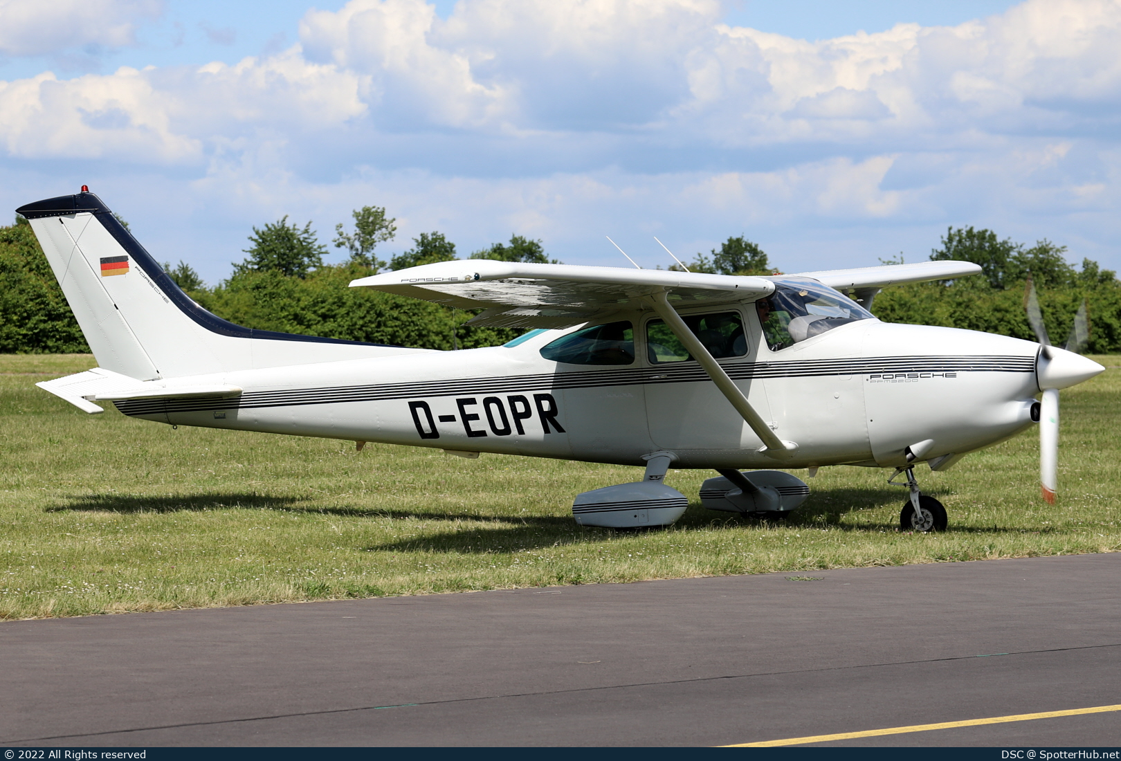Photo of D-EOPR - Cessna 182Q Skylane operated by Private