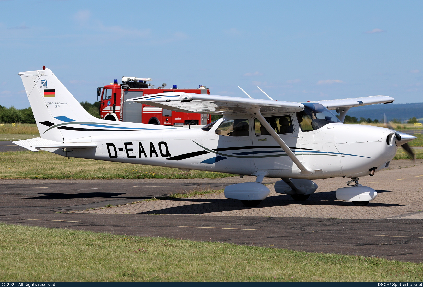 Photo of D-EAAQ - Cessna 172S Skyhawk SP operated by Private
