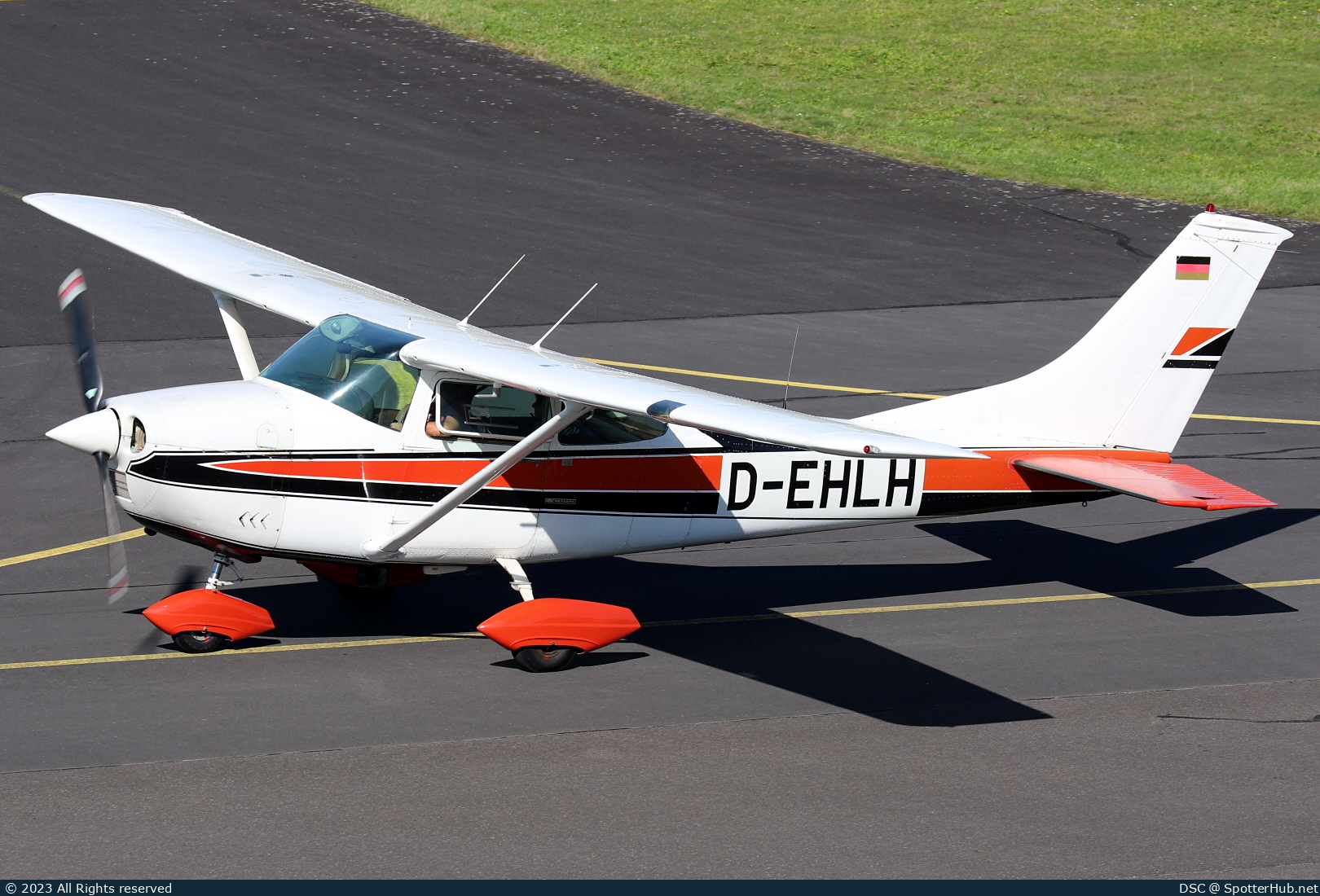 Photo of D-EHLH - Cessna 182K Skylane operated by Private