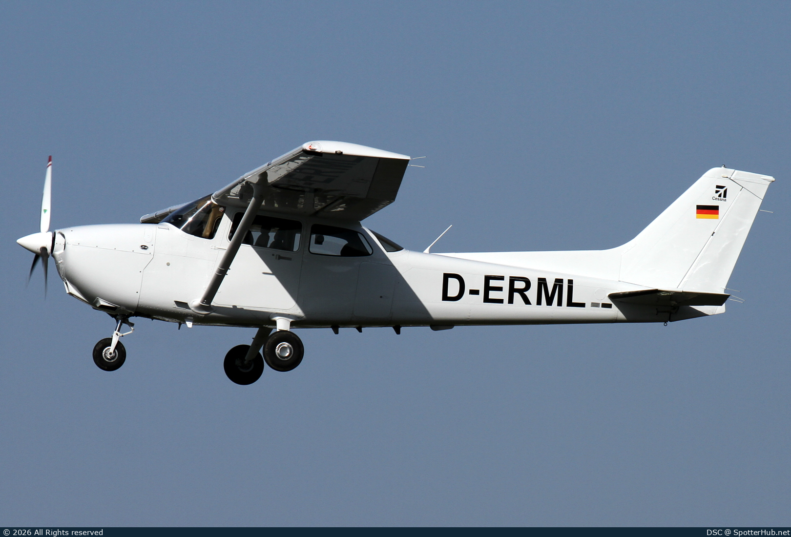 Photo of D-ERML - Cessna 172S Skyhawk SP operated by Private