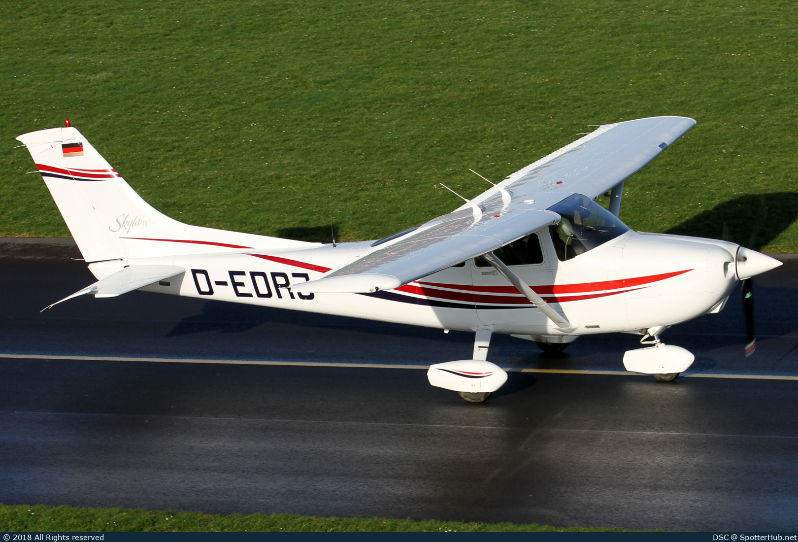 Photo of D-EDRJ - Cessna 182S Skylane operated by Private