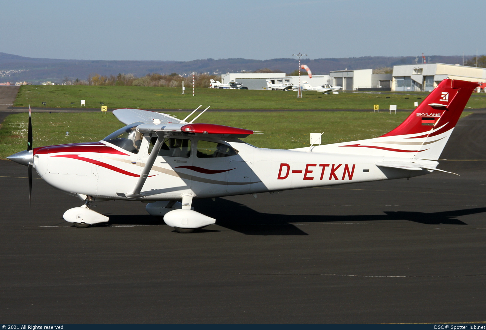 Photo of D-ETKN - Cessna 182T Skylane operated by Private