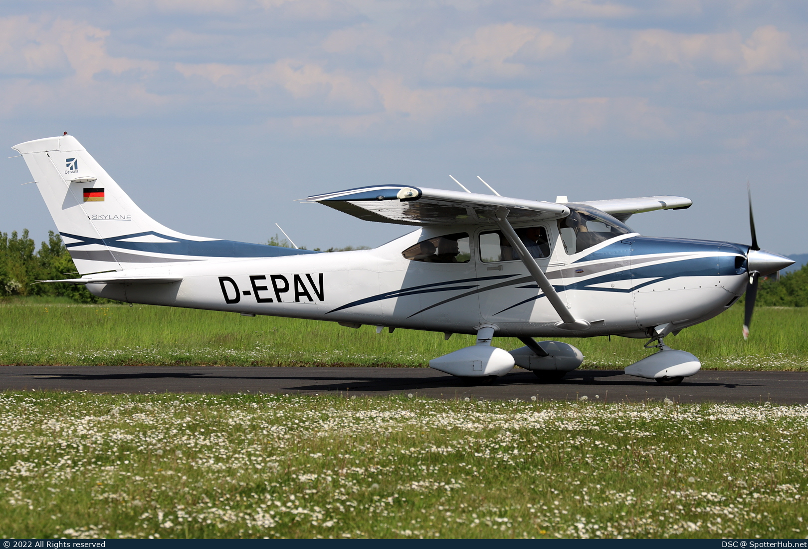 Photo of D-EPAV - Cessna 182T Skylane operated by Private