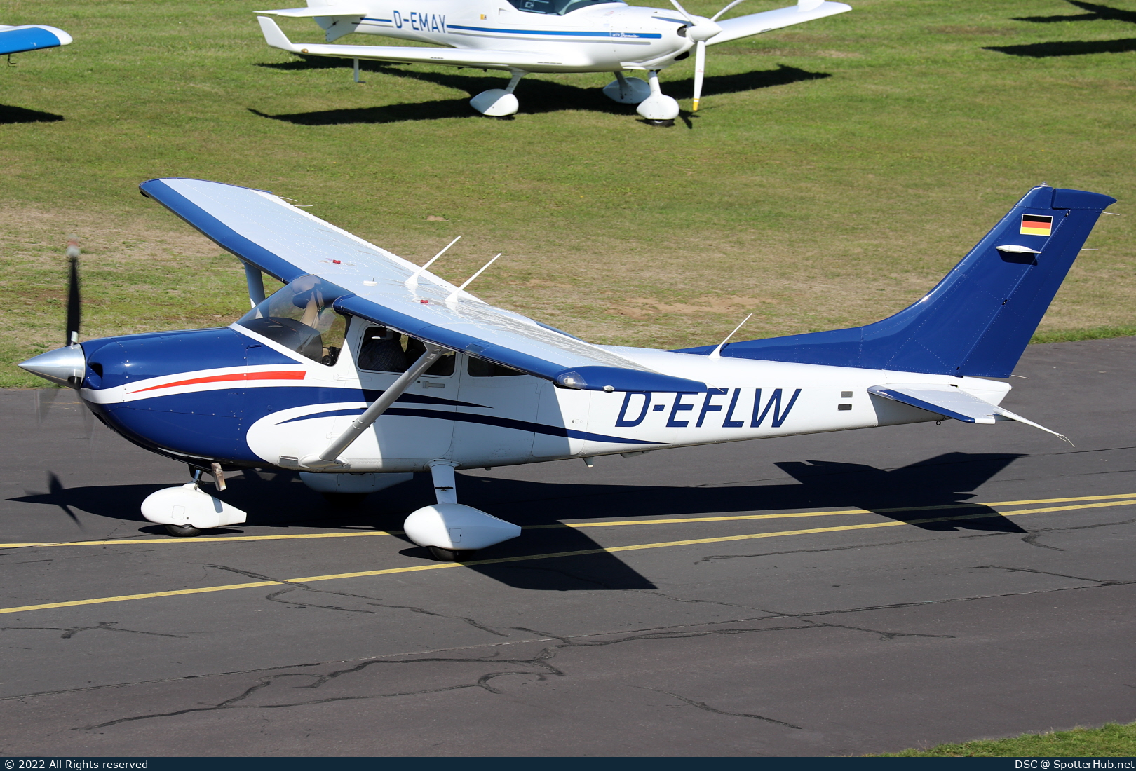 Photo of D-EFLW - Cessna 182T Skylane operated by Private