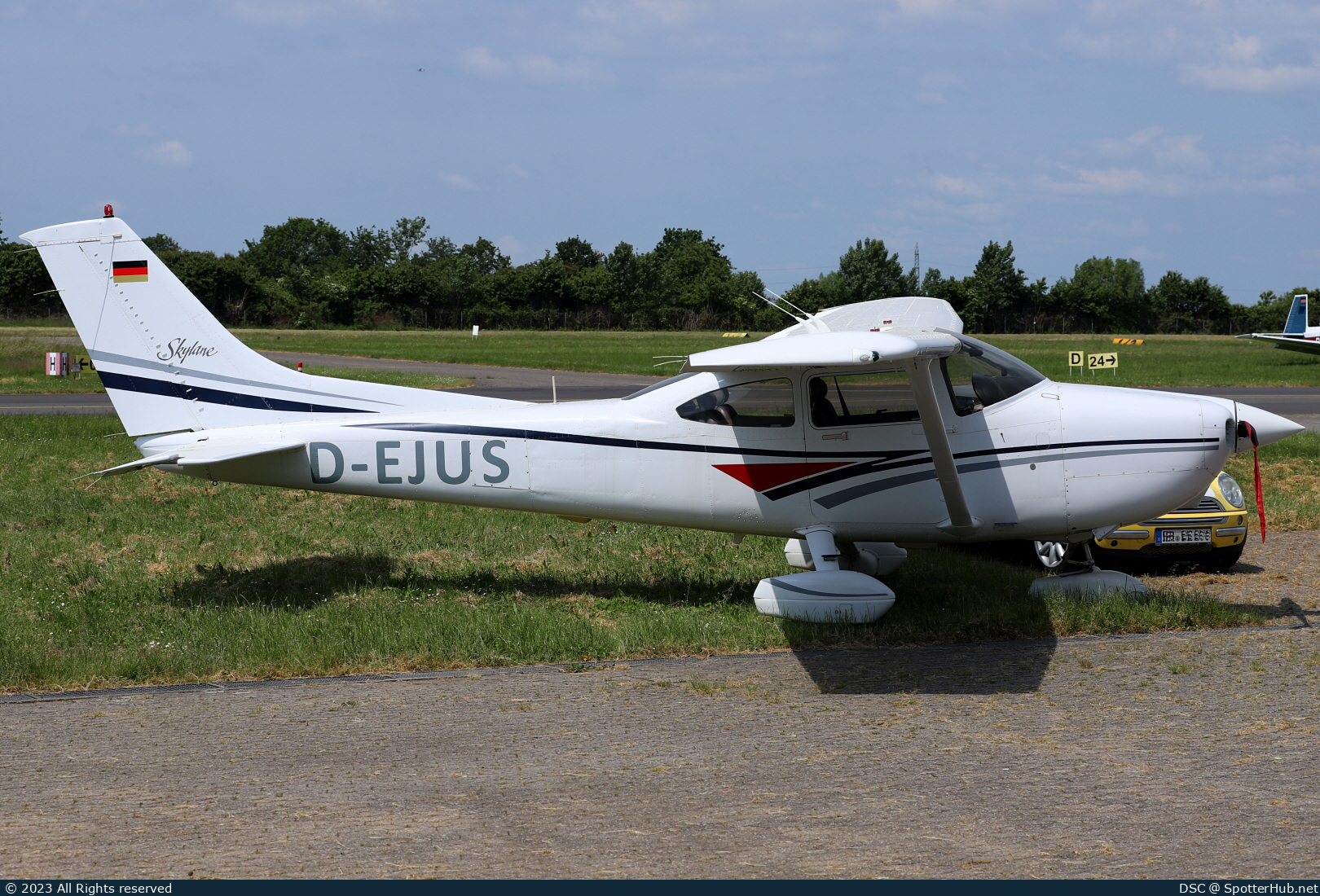 Photo of D-EJUS - Cessna 182S Skylane operated by Private