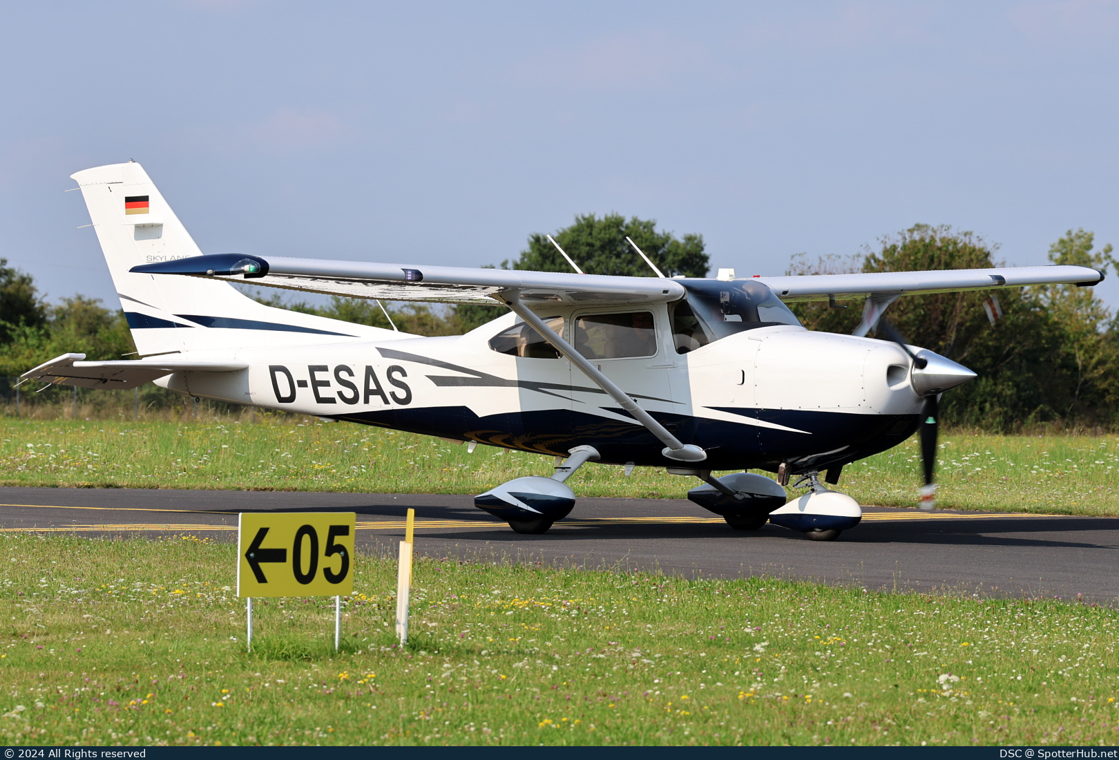 Photo of D-ESAS - Cessna 182T Skylane operated by Private