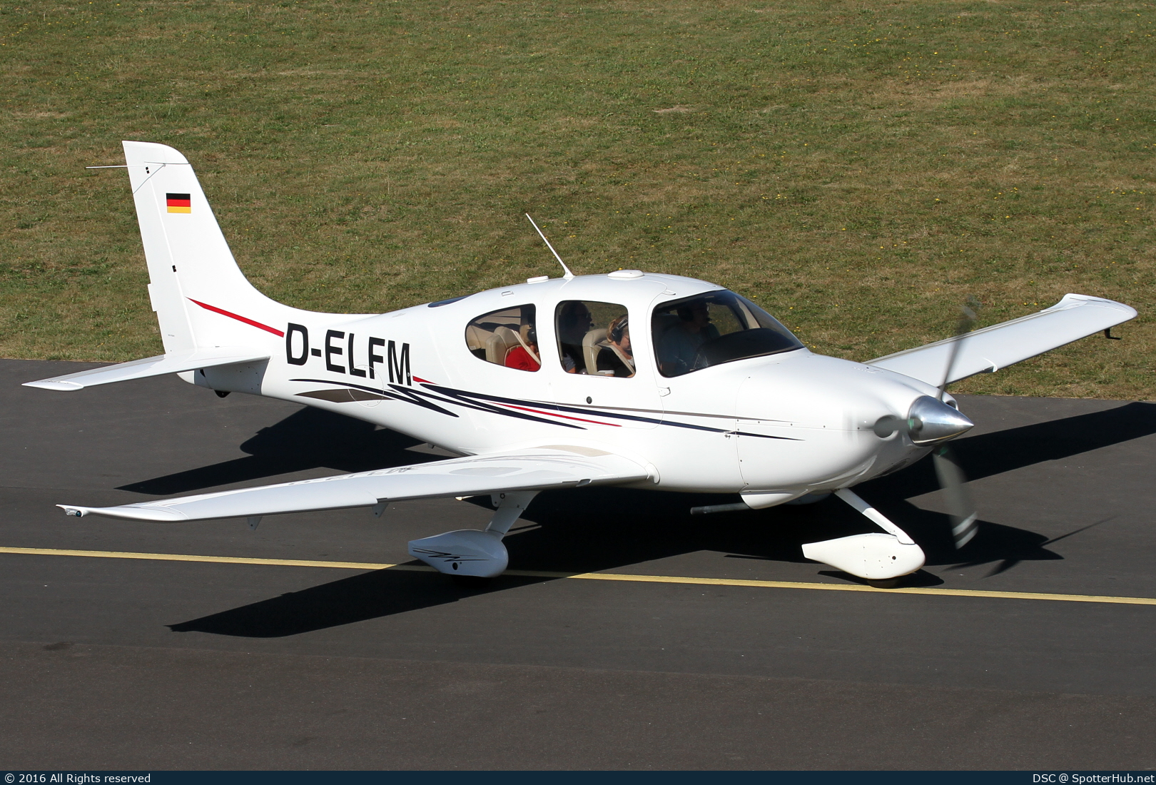 Photo of D-ELFM - Cirrus SR20 G2 operated by Private