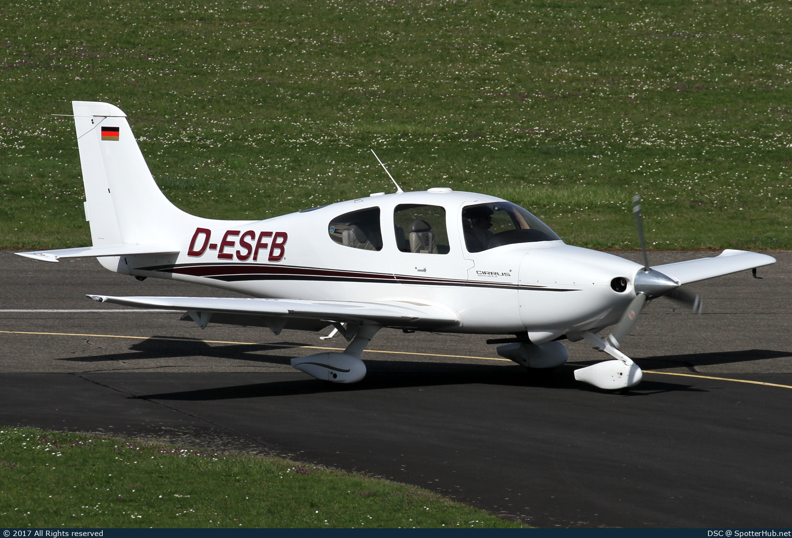 Photo of D-ESFB - Cirrus SR20 G1 operated by Private