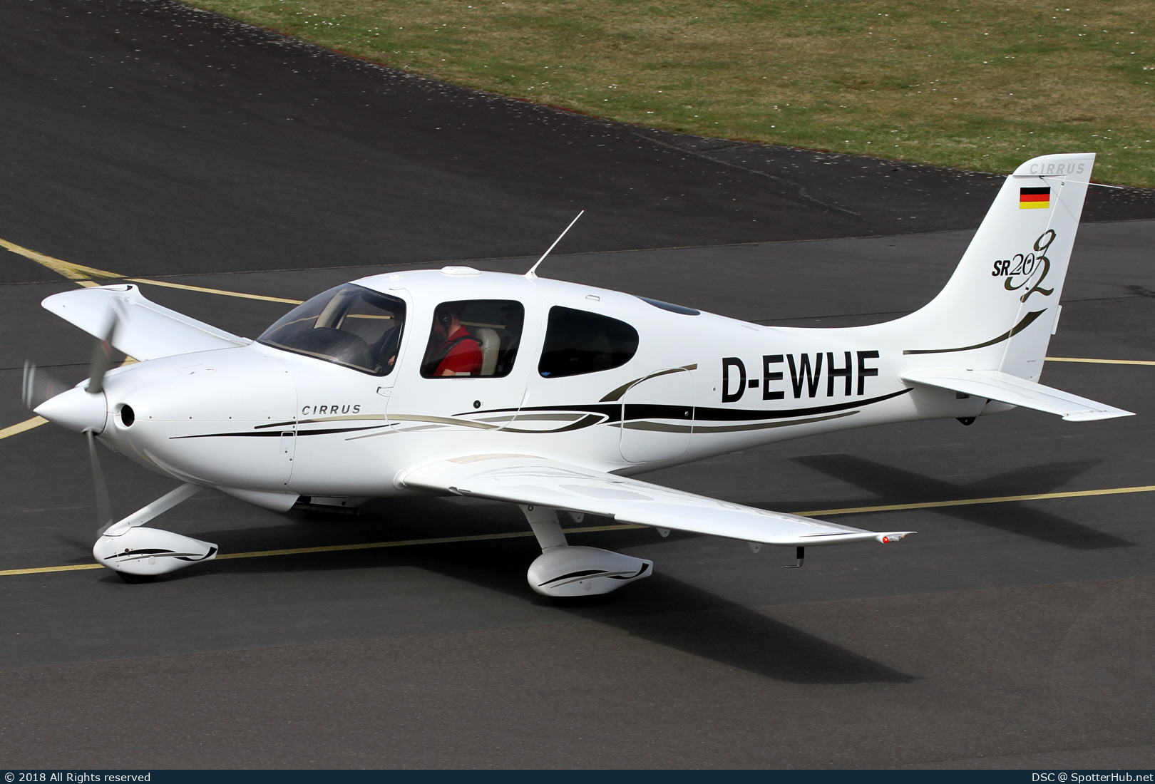 Photo of D-EWHF - Cirrus SR20 G2 operated by Private
