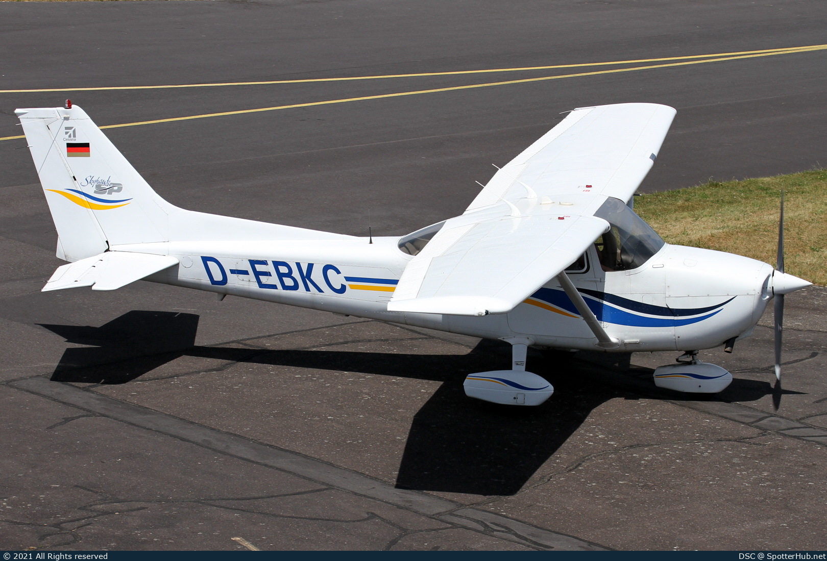 Photo of D-EBKC - Cessna 172S Skyhawk SP operated by Private