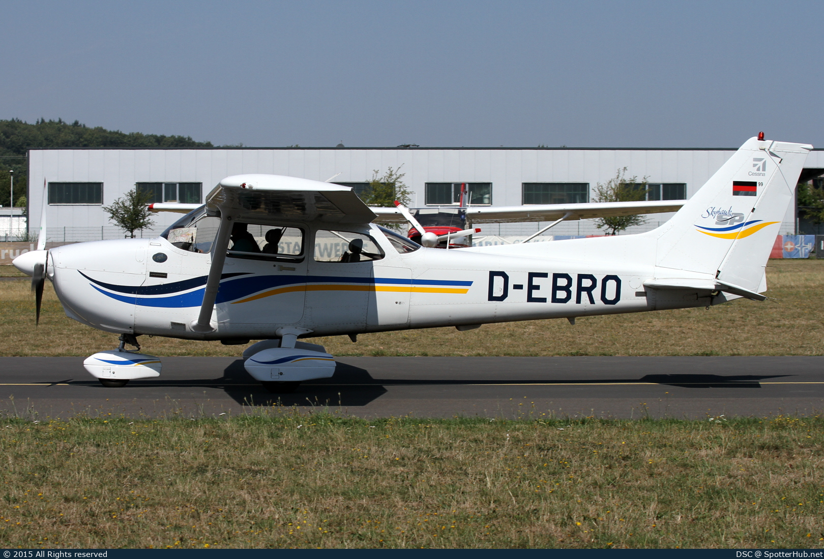 Photo of D-EBRO - Cessna 172S Skyhawk SP operated by Fliegerclub Mühldorf