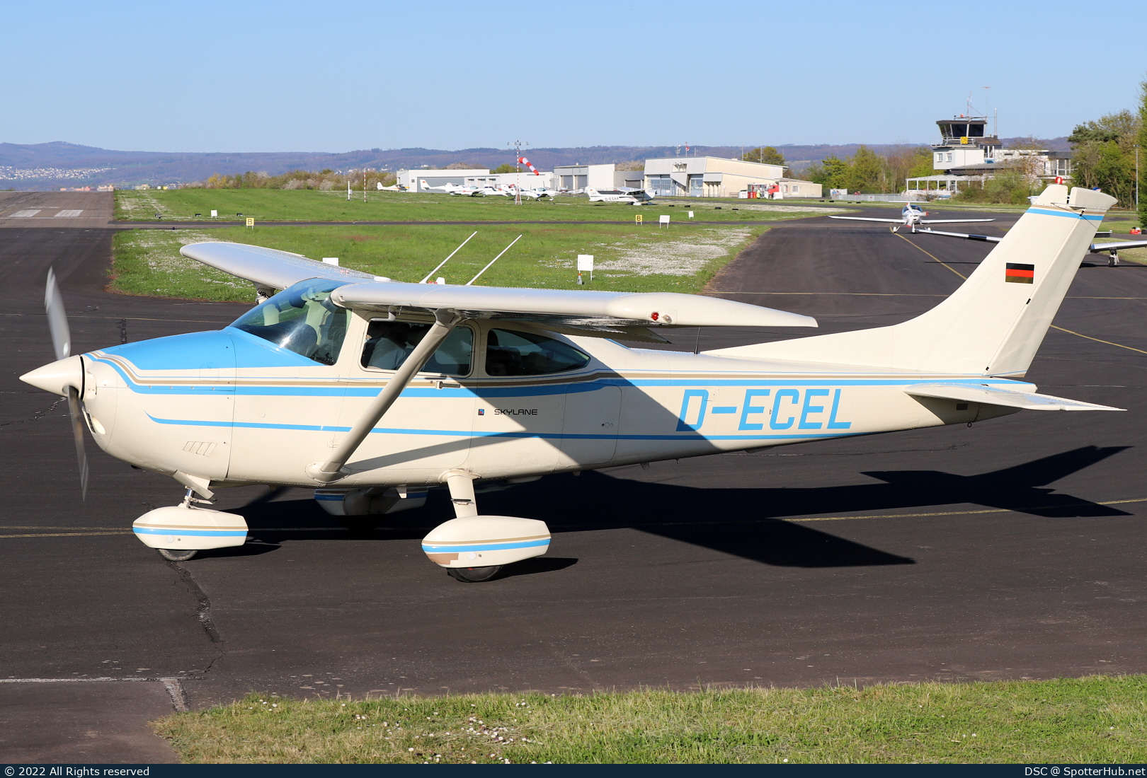 Photo of D-ECEL - Cessna 182R Skylane operated by Private