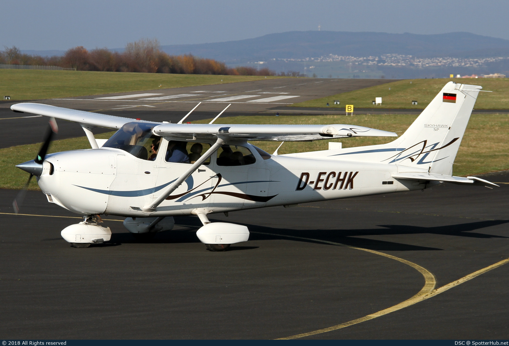 Photo of D-ECHK - Cessna 172S Skyhawk SP operated by Fliegerverein München
