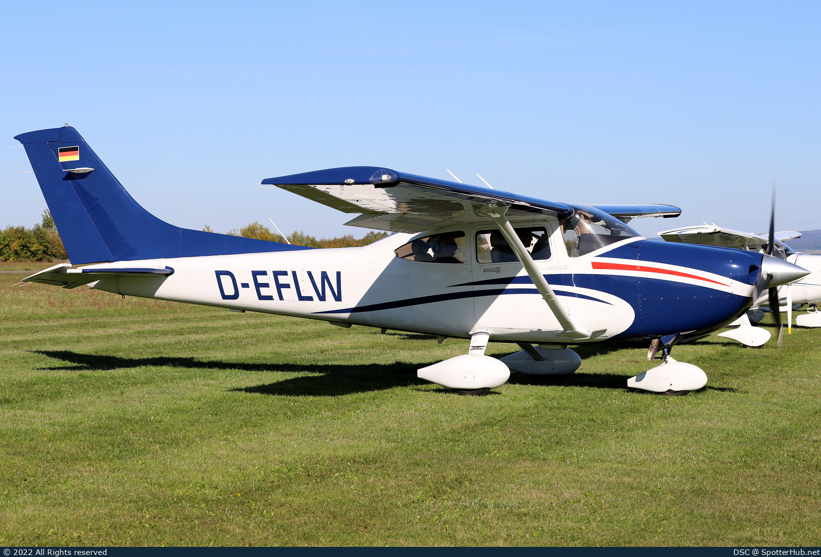 Photo of D-EFLW - Cessna 182T Skylane operated by Private