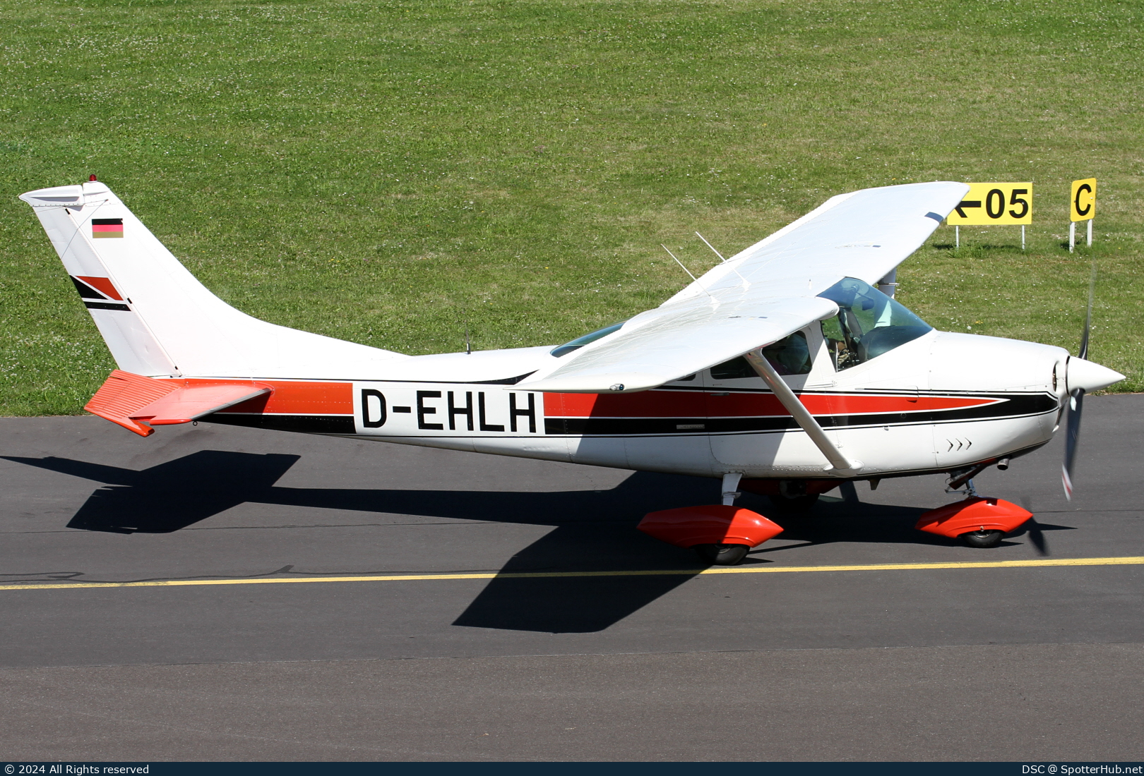 Photo of D-EHLH - Cessna 182K Skylane operated by Private