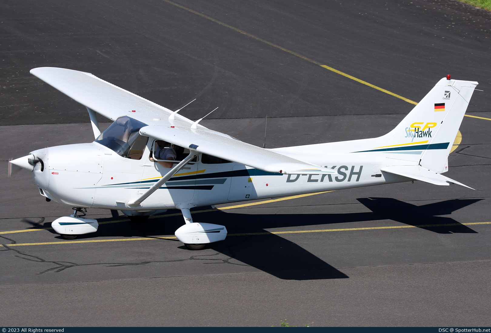 Photo of D-EKSH - Cessna 172S Skyhawk SP operated by Private