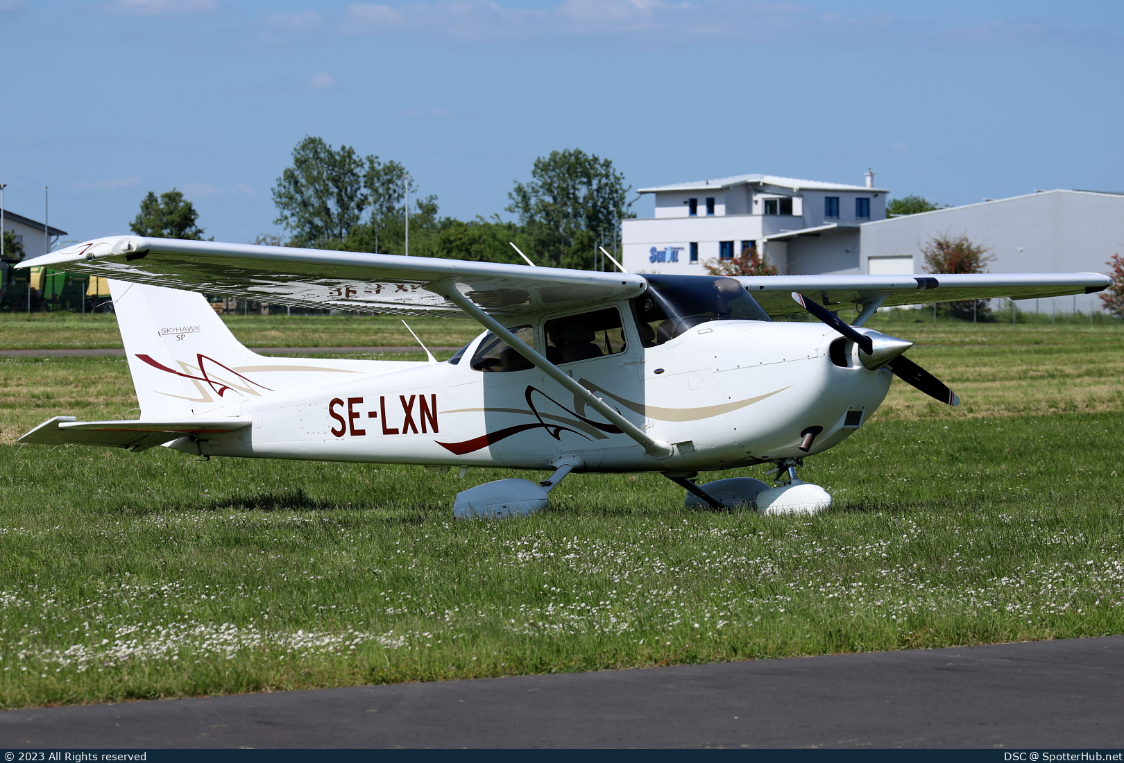 Photo of SE-LXN - Cessna 172S Skyhawk SP operated by Sjöbo Flygklubb