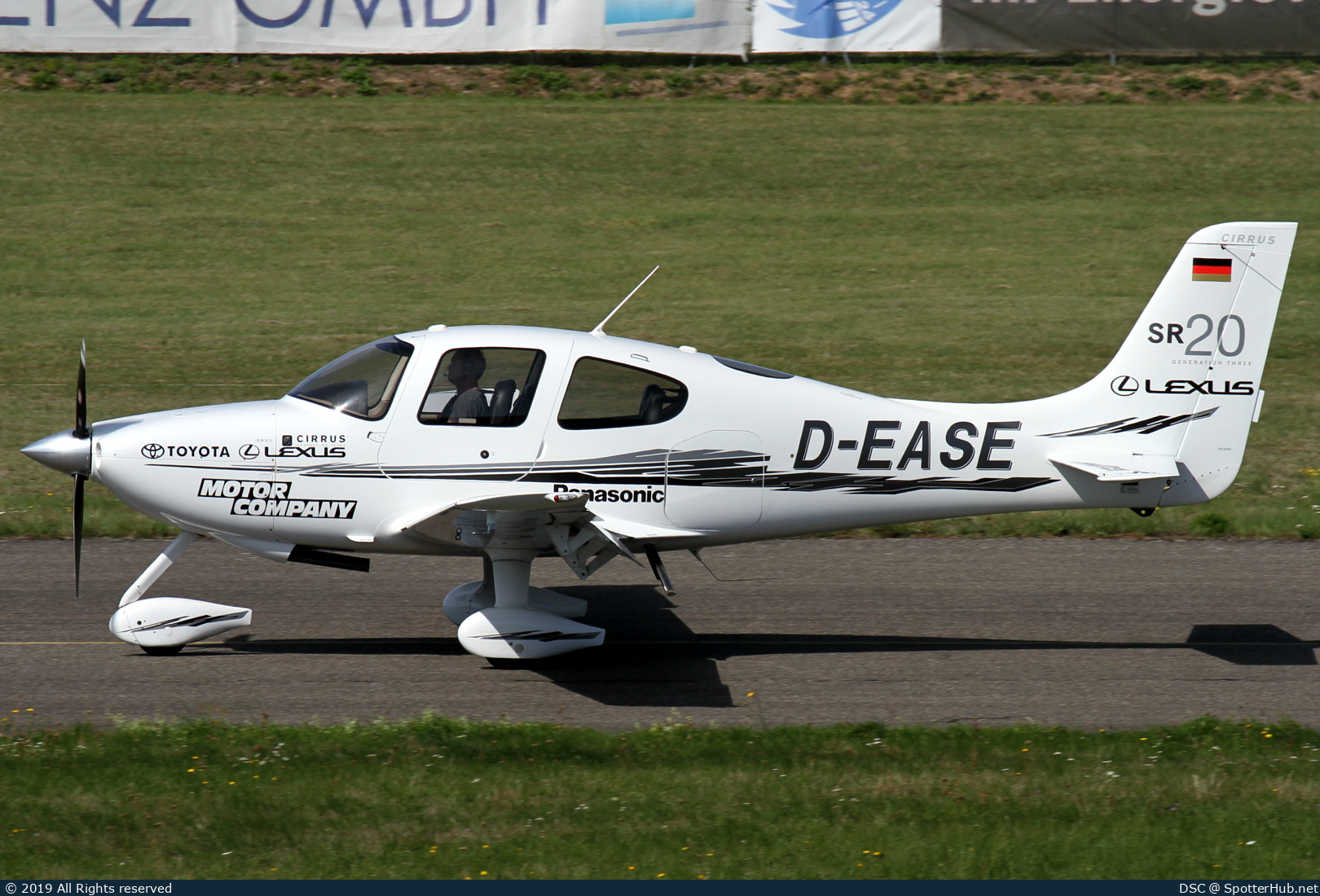 Photo of D-EASE - Cirrus SR20 G3 operated by Schwertfeger Flugzeugcharter