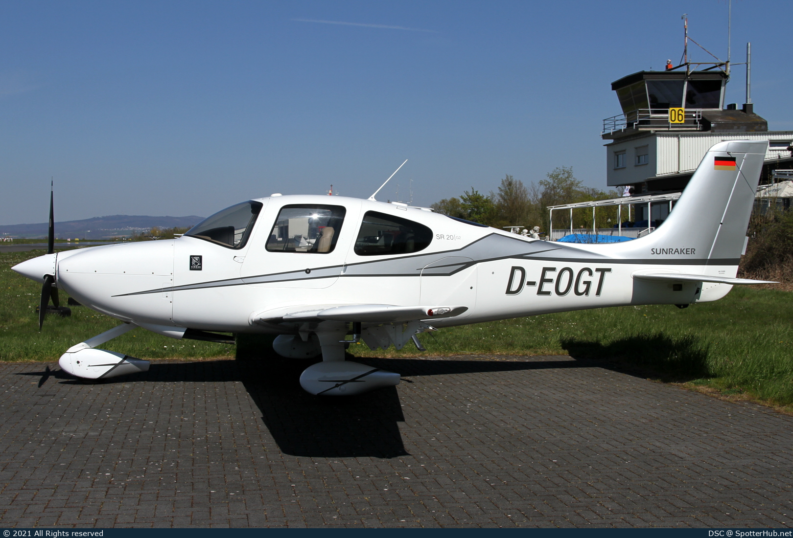 Photo of D-EOGT - Cirrus SR20 G2 operated by Private