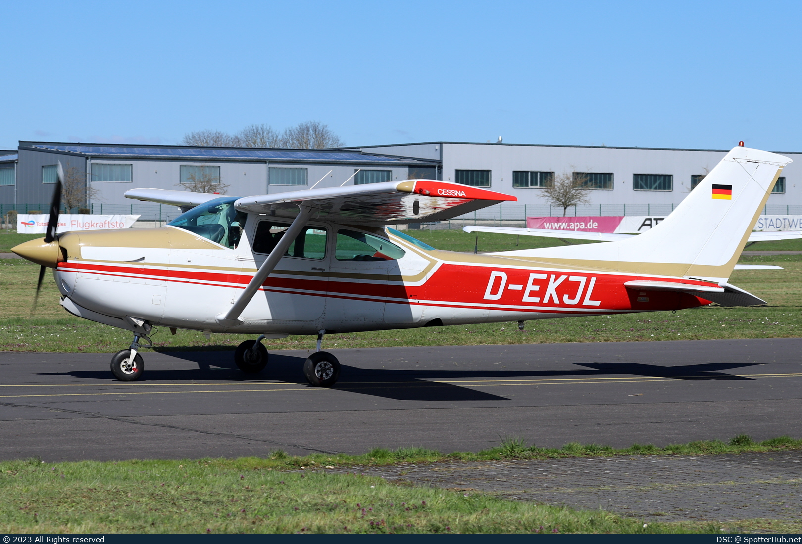 Photo of D-EKJL - Cessna R182 Skylane RG operated by Private