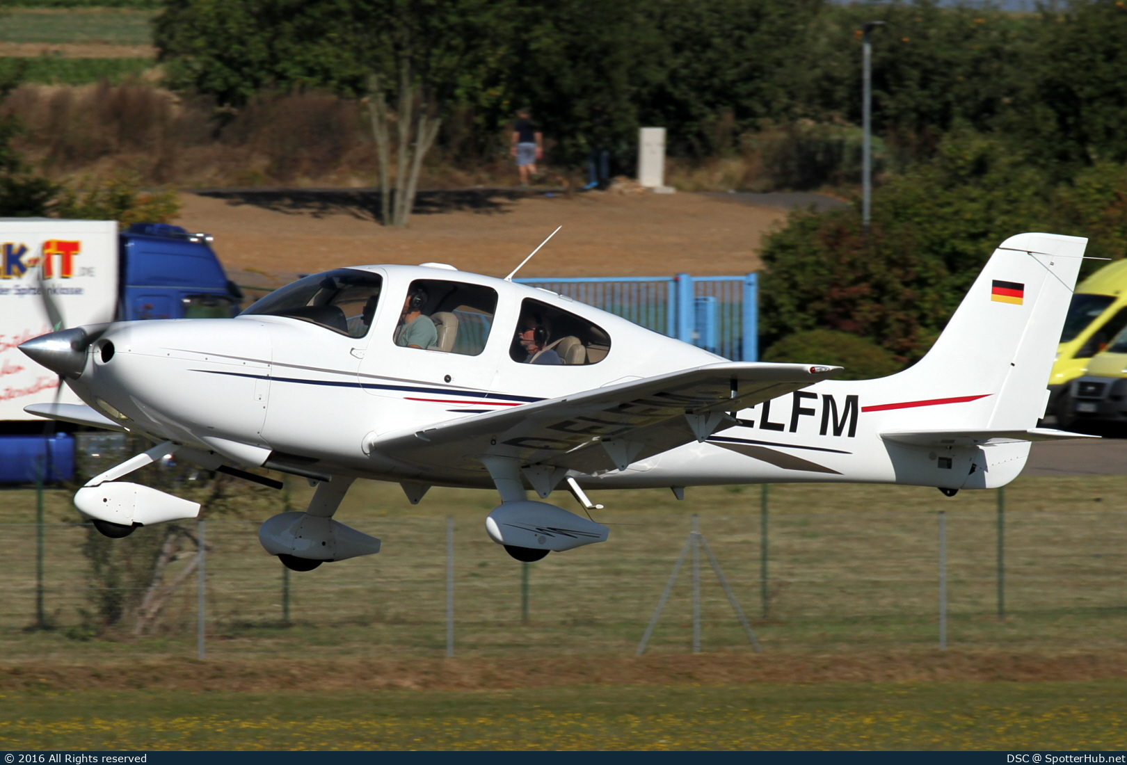 Photo of D-ELFM - Cirrus SR20 G2 operated by Private