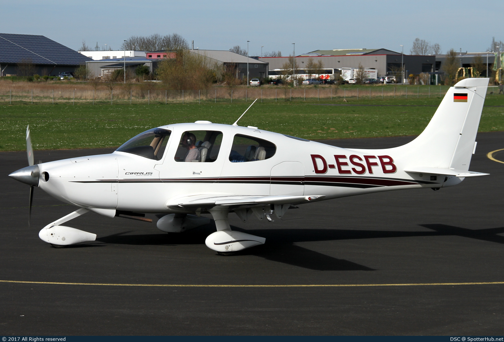 Photo of D-ESFB - Cirrus SR20 G1 operated by Private