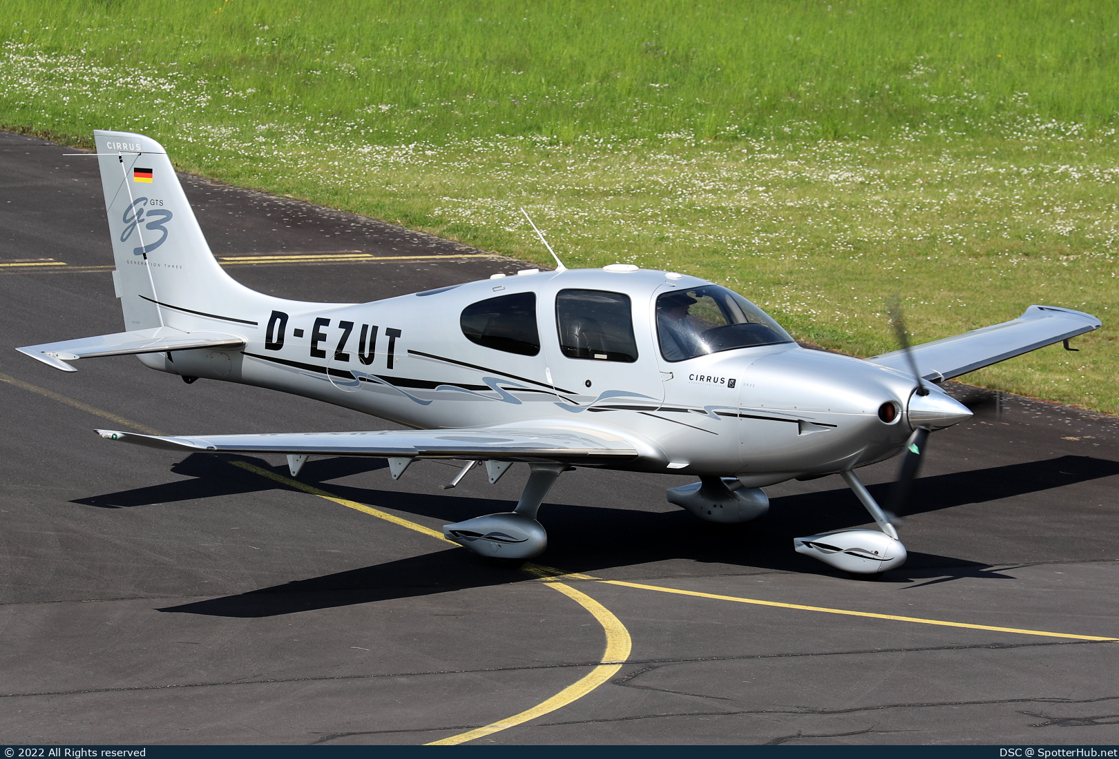 Photo of D-EZUT - Cirrus SR22 G3 GTS operated by Private