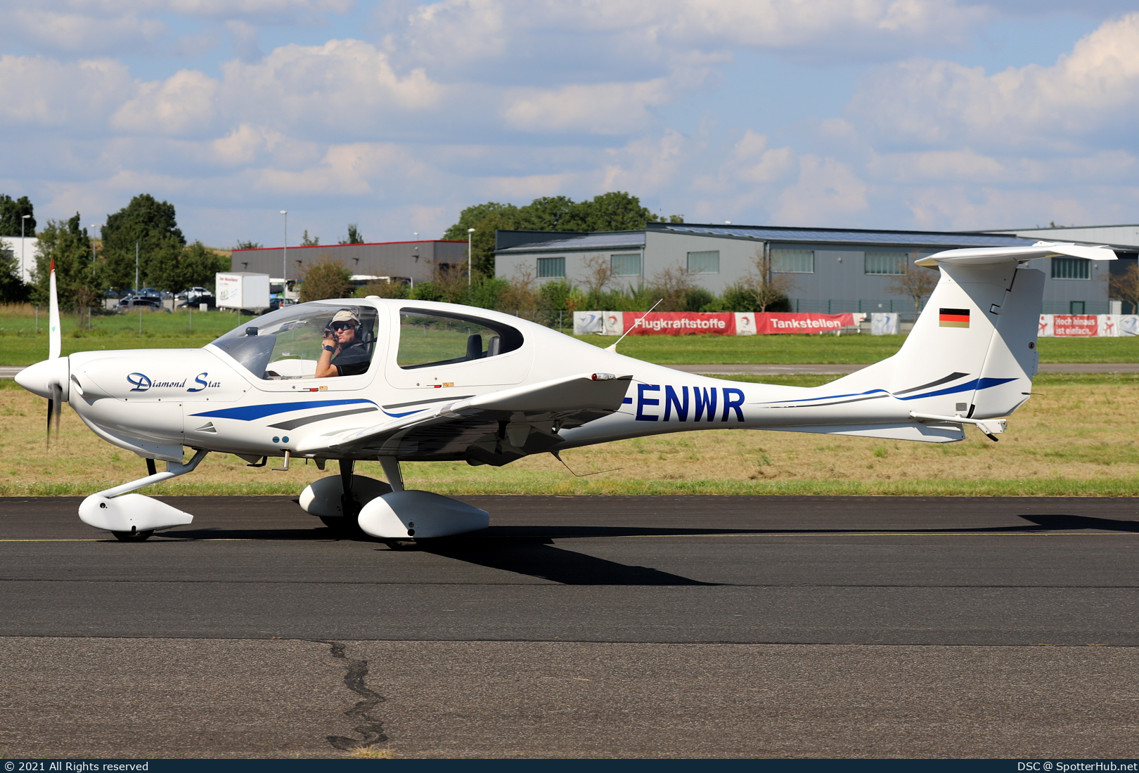 Photo of D-ENWR - Diamond DA40 Diamond Star operated by Luftsportclub Bad Homburg