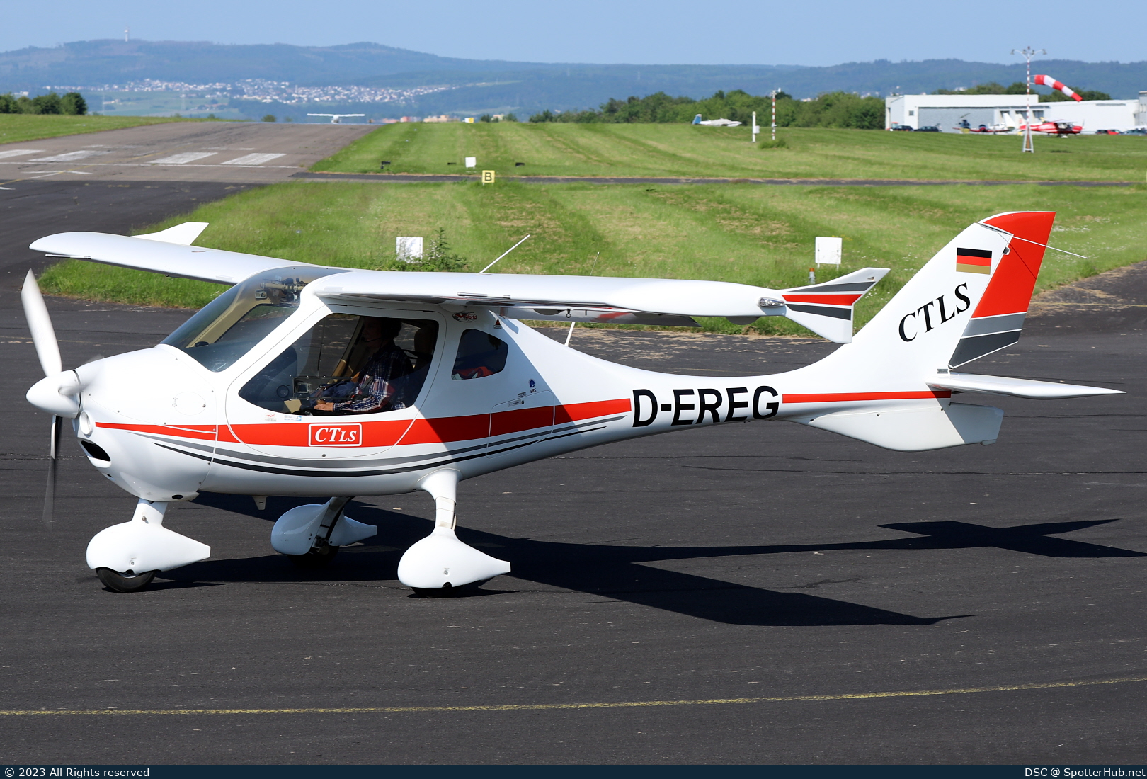 Photo of D-EREG - Flight Design CTLS operated by Private