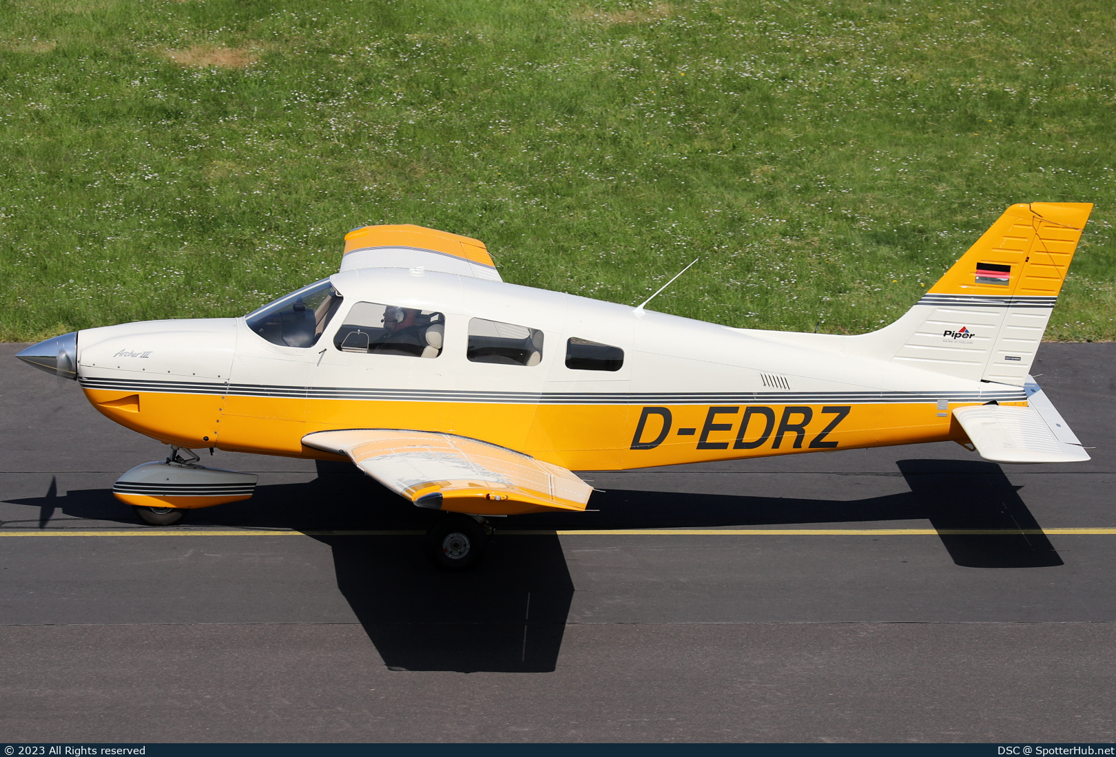 Photo of D-EDRZ - Piper PA-28-181 Archer III operated by Private